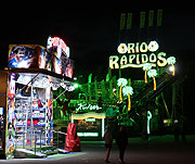 Die Raftingbahn Rio Rapidos kommt in den Olympiapark bei Sommer in der Stadt  (©Foto: Martin Schmitz)